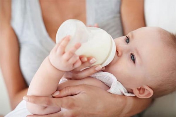 Cách chọn mua sữa cho bé sơ sinh