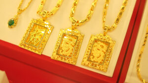 vang hieu 2 06123384 300x169 - Giá Vàng Thế Giới Ngày 24/7: Điều Chỉnh Mạnh, Cơ Hội Mua Vào Hay Bẫy Giảm Giá?