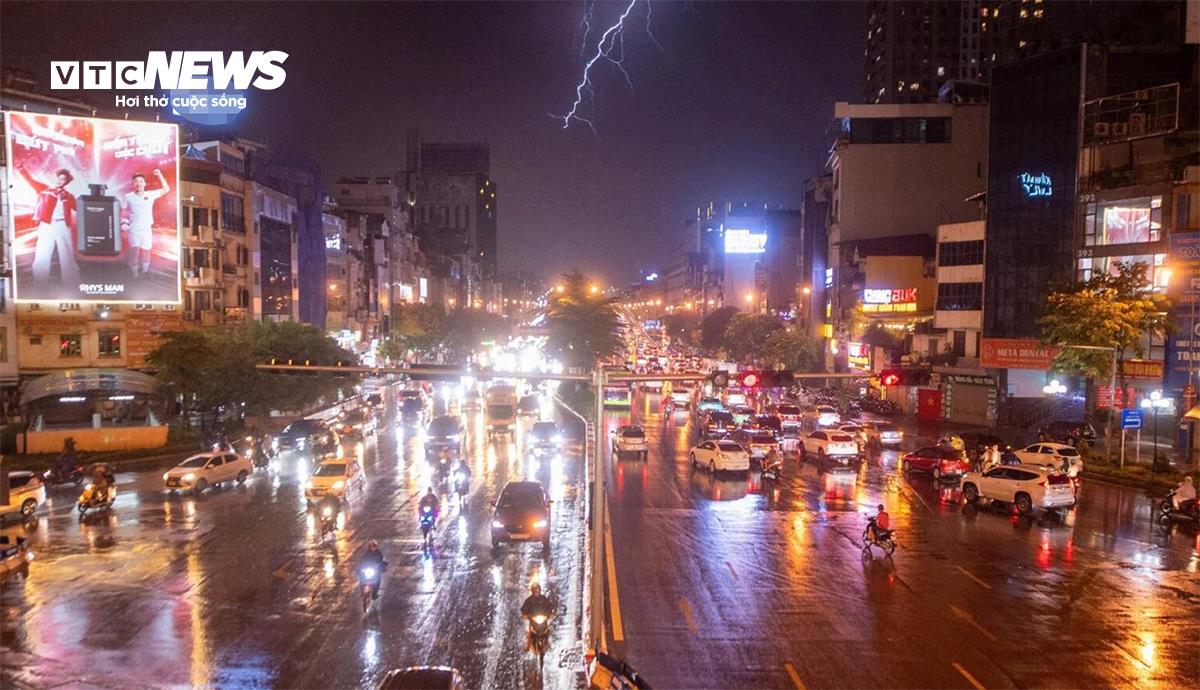 Dự Báo Thời Tiết 10 Ngày Tới: Miền Bắc duy trì nắng nóng xen kẽ mưa dông